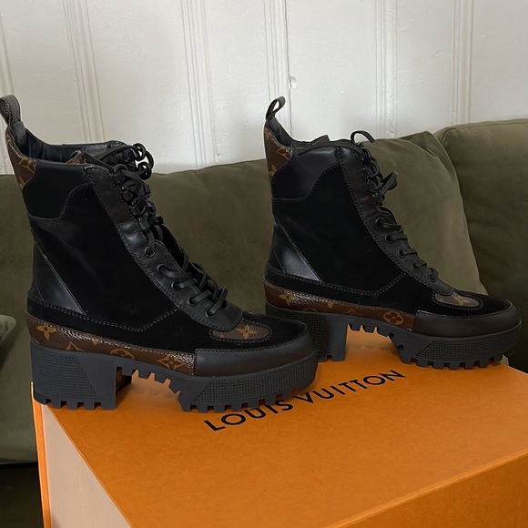 Like new worn once - Picture 3 of 7